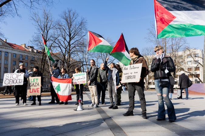 „Nuo kada Lietuva remia okupantą“: keliasdešimt žmonių Vilniuje mitingavo už Palestiną