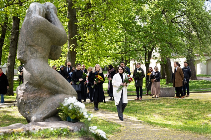 Gėlių padėjimo ceremonija Sapiegų parke prie „Černobylio motinos“ paminklo