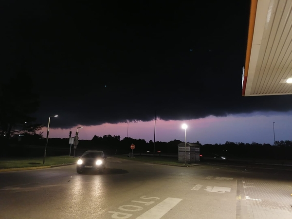 Dėl audros apie 5 tūkst. namų ūkių liko be elektros, ugniagesiai 90 kartų vyko šalinti medžių