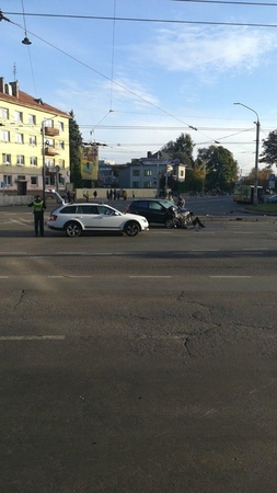 Avarija Kauno sankryžoje: vieną eismo dalyvį vijosi nežymėtas policijos automobilis?