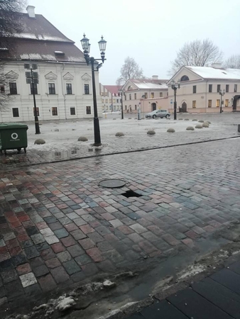 Perspėja: Rotušės aikštės grindinyje atsivėrė smegduobė