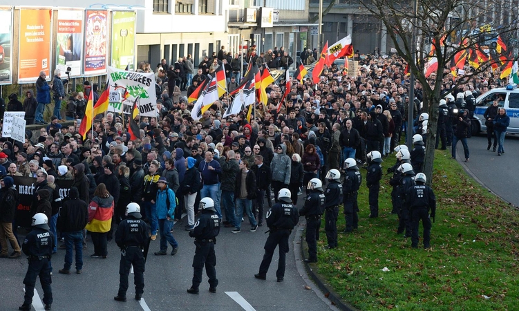 Išpuoliai prieš migrantus Kelne skatinti per socialinius tinklus