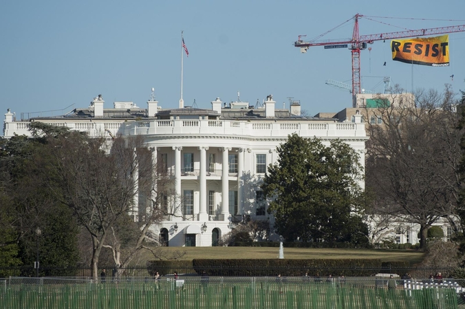 Vašingtone ant krano užlipę protestuotojai ragina priešintis D. Trumpui