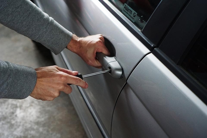Karklėje vagys įsibrovė į automobilį