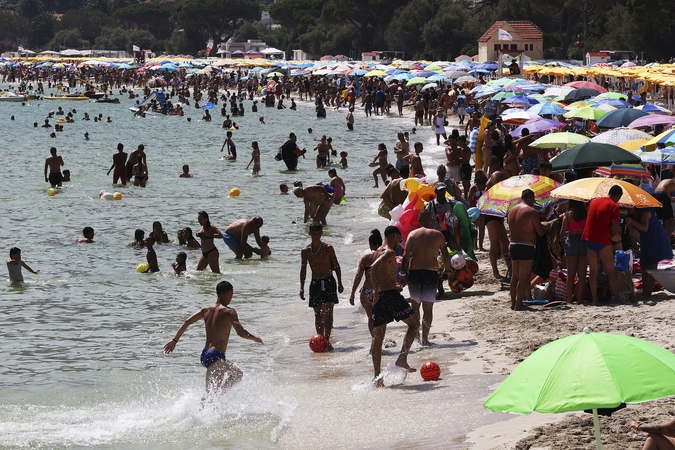 Nauja karščio banga trijuose žemynuose grasina viršyti temperatūros rekordus