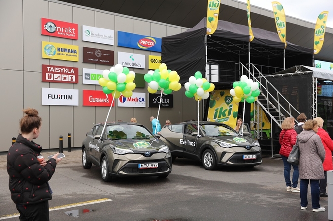 Neregėtos automobilių dalybos: „Iki“ gimtadienio loterijos laimėtojams – 8 visureigių rakteliai