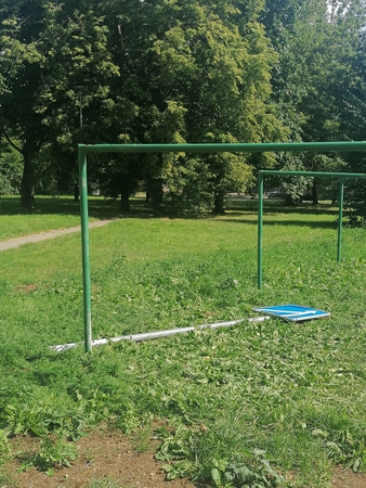 Keistenybės: Žvejybos uosto gyventojus kelias savaites stebino daugiabučio kieme numestas kelio ženklas, kuriam ten tikrai ne vieta.