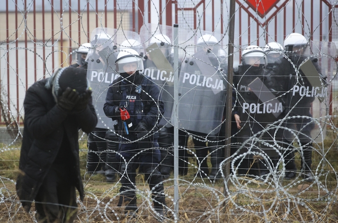 Baltarusijos pasienyje įstrigę migrantai vėl mėgino prasiveržti į Lenkiją
