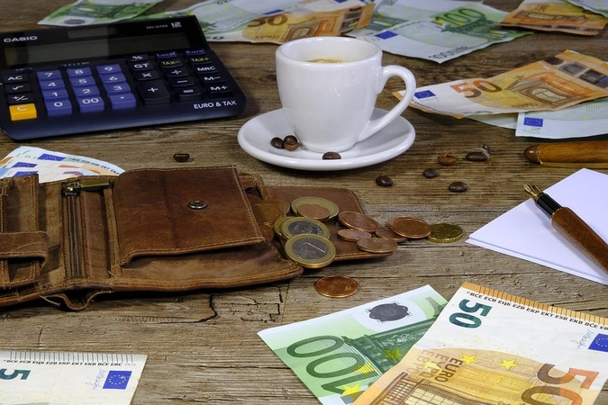 Lietuviai skolinasi didesniems pirkiniams, latviai ir estai – neplanuotoms išlaidoms
