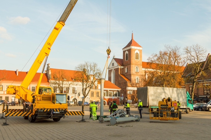 Rotušės aikštėje pradedama montuoti kosminė Kalėdų eglė