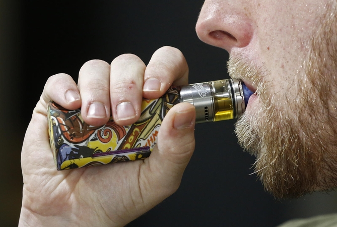 Vyriausybė – už elektroninių cigarečių prieinamumo griežtinimą