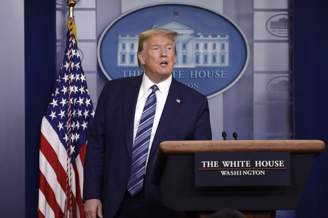 D. Trumpas: imigracijos į JAV sustabdymas galios mažiausiai 60 dienų