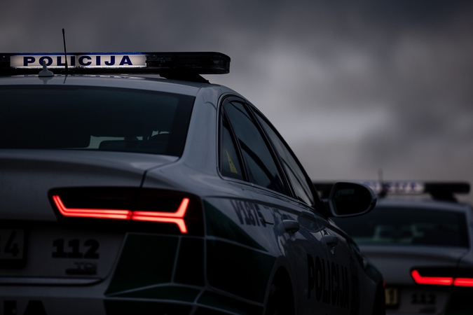Sostinėje neblaivus vairuotojas susidūrė su dviem automobiliais