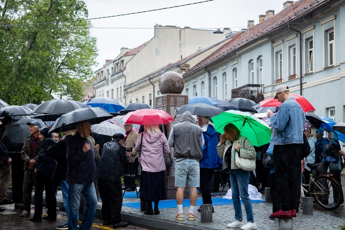 Vilniuje atidengta poetui Sigitui Gedai skirta skulptūra