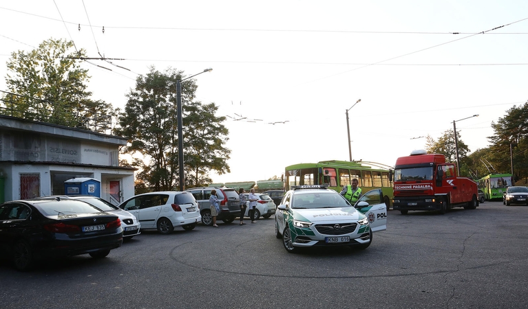 T. Masiulio gatvėje dėl ne vietoje pastatytų automobilių sutriko troleibusų eismas
