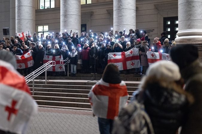 „Visada buvome ir būsime“: 100 žmonių daina reiškė palaikymą protestuotojams Sakartvele 