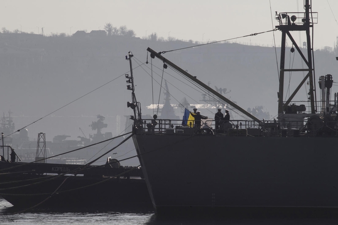 Ukrainos kariai palieka bazes Kryme, baigiantis Rusijos nustatytam paliaubų terminui