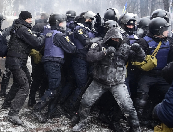 Per riaušes prie Ukrainos parlamento nuo ašarinių dujų nukentėjo 20 žmonių