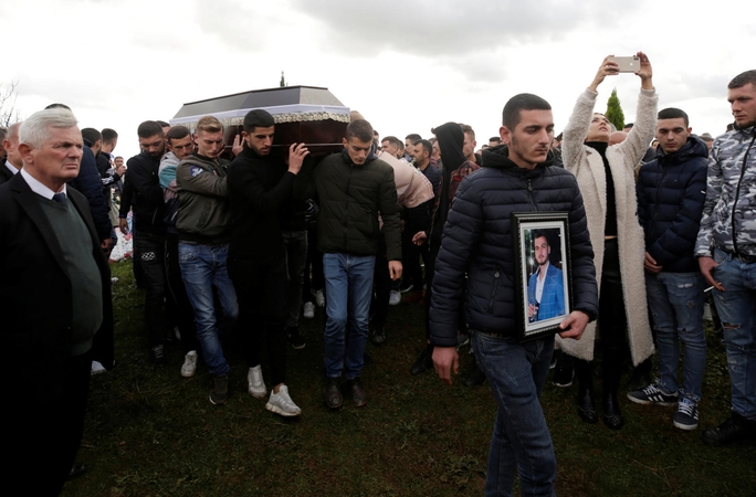 Albanijoje surengtos žemės drebėjimo aukų grupinės laidotuvės