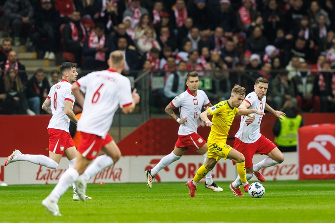 Pagirtinai žaidusi Lietuvos futbolo rinktinė nusileido Lenkijai