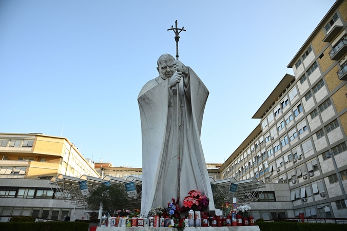 Vatikanas: popiežius Pranciškus aštuntąją naktį ligoninėje gerai pailsėjo