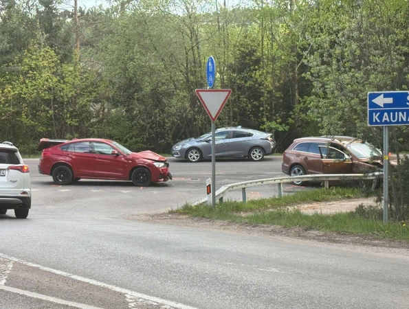 Kelyje link Lapių susidūrė BMW ir „Audi“: vienas vairuotojas išvežtas į Kauno klinikas