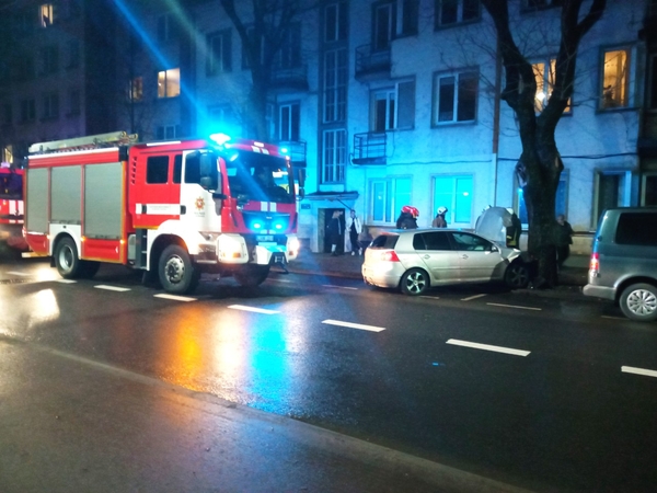 Kęstučio gatvėje moters vairuojamas automobilis rėžėsi į medį