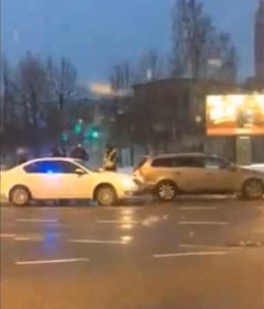 Uostamiestyje susidūrė nežymėtas policijos automobilis ir "Volkswagen Passat"