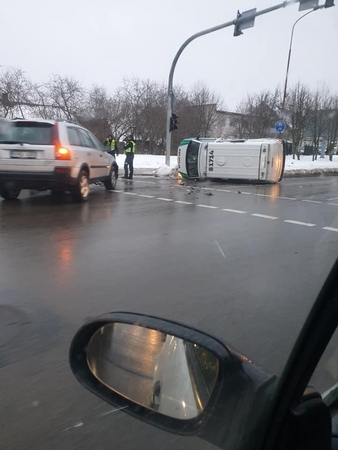 Šiauliuose per avariją apvirto policijos automobilis 