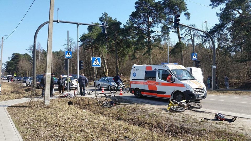 Nelaimė Kaune: neblaivus motociklininkas partrenkė trijų asmenų šeimą 