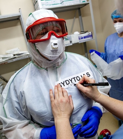 Tyrimas: 65 proc. medikų, dėvinčių asmens apsaugos priemones, patiria galvos skausmą