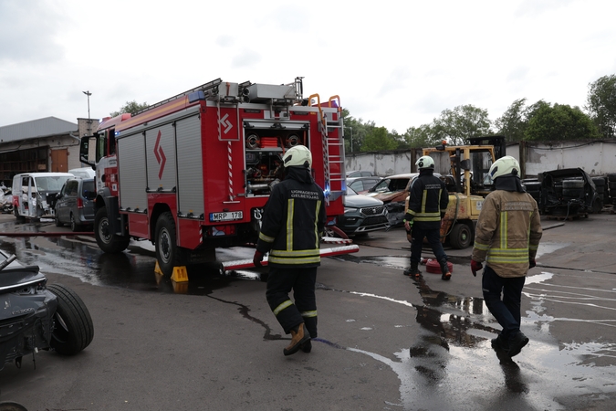 Gaisrą Švenčionių gatvėje gesino penki ugniagesių ekipažai 