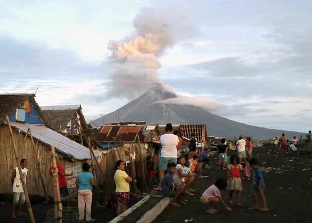 Filipinai svarsto priverstinę evakuaciją iš pavojingos zonos aplink ugnikalnį