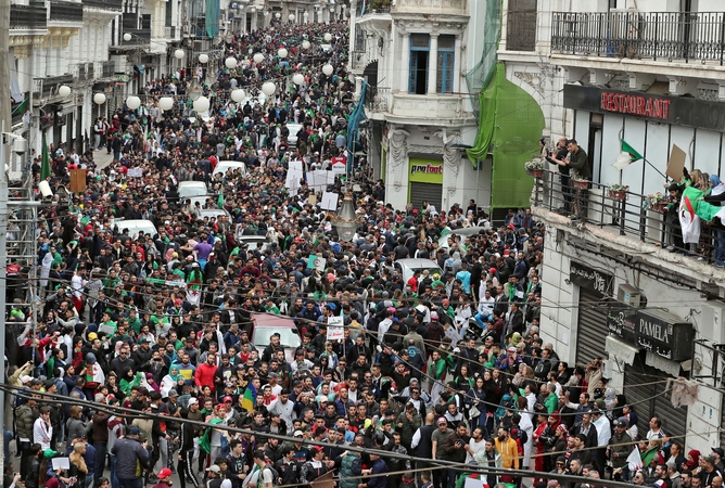 Alžyre per masinius protestus suimti 195 žmonės