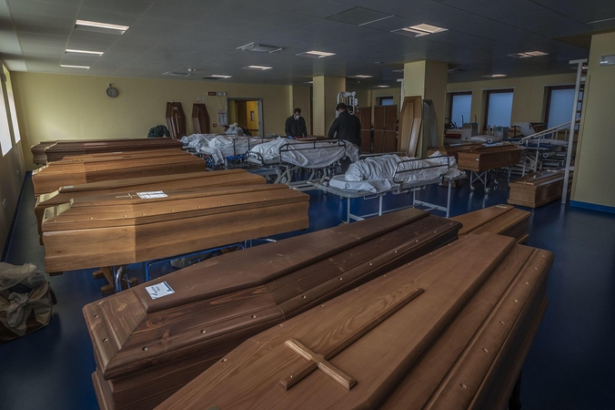 Patvirtintų mirčių nuo COVID-19 skaičius pasaulyje viršijo 450 000