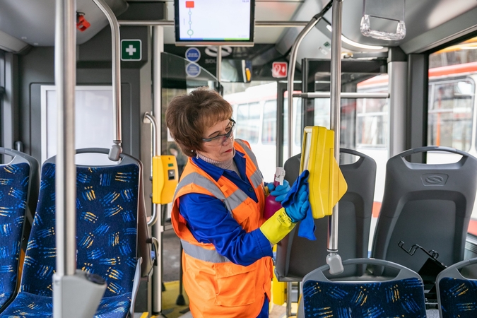 Vilniuje 90 proc. keleivių viešajame transporte laikosi reikalavimo dėvėti kaukes