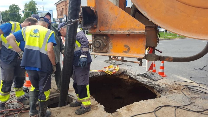Šiaulių miesto gatvių sankryžoje atsivėrė duobė ir sukrito kelio danga