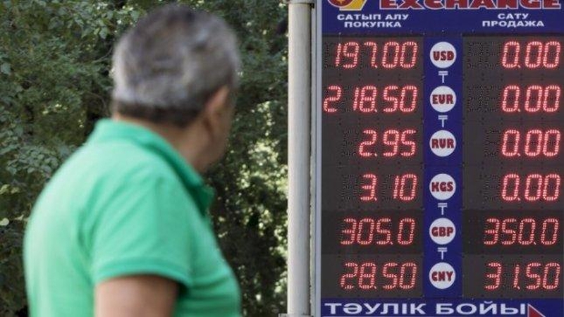 Kazachstano tengė per kelias valandas atpigo ketvirtadaliu