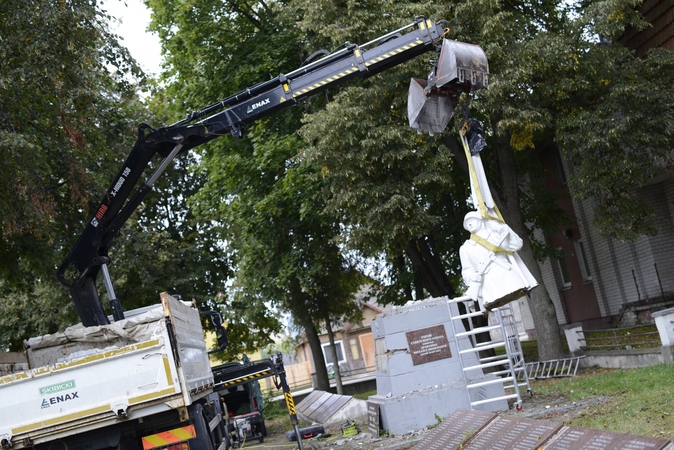 Kaišiadorių rajone nukelti skulptūriniai elementai sovietų kariams