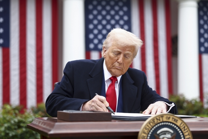 Baltieji rūmai: kai kurie naujausi Trumpo nustatyti muitai įsigalios šį savaitgalį