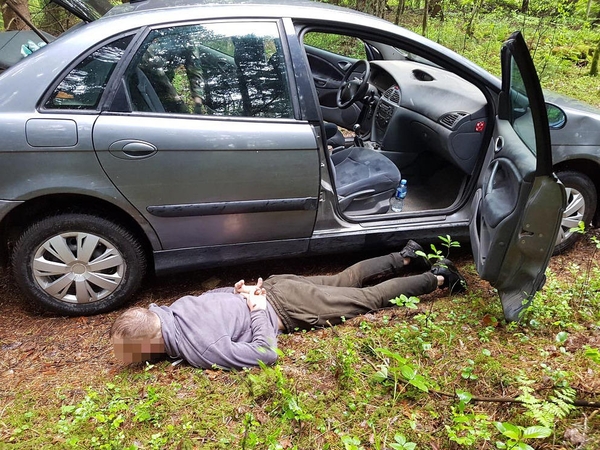 Automobilio bagažinėje pasieniečiai aptiko 2 tūkst. pakelių cigarečių