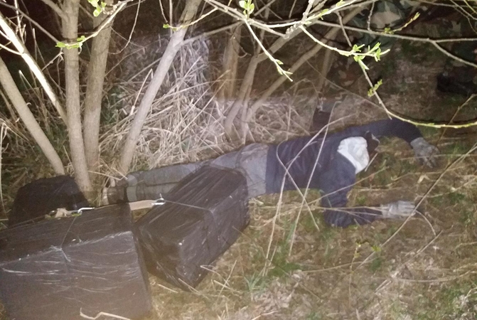Du aštuoniolikmečiai įkliuvo su 3 tūkst. pakelių kontrabandinių cigarečių  
