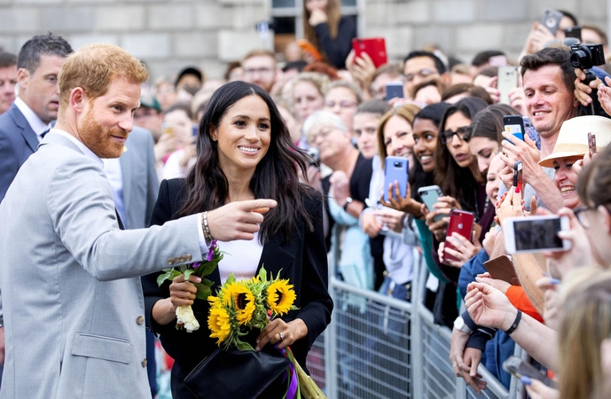 Dubline viešinčius Britanijos princą Harry ir jo žmoną Meghan pasitiko minios gerbėjų