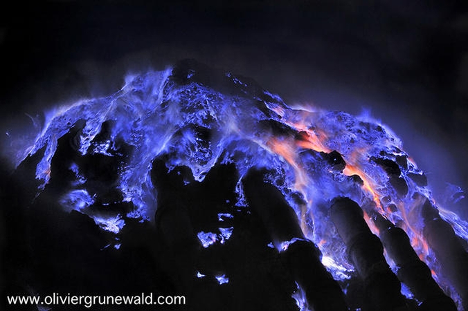 Kawah Ijen ugnikalnis naktį