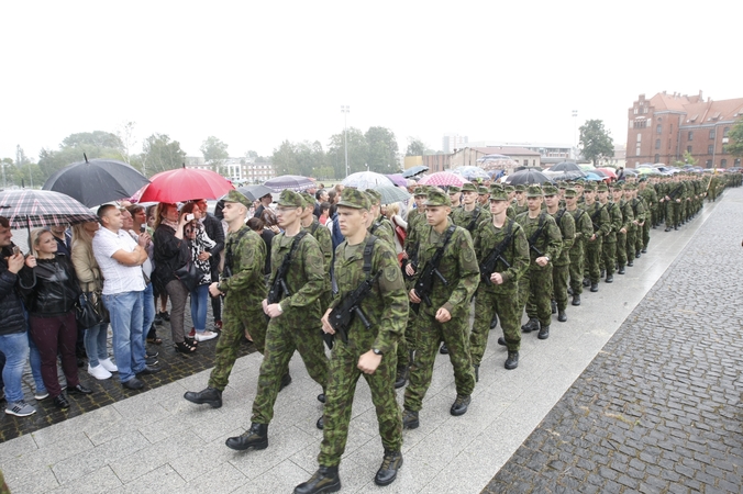 Klaipėdoje prisiekė apie 600 šauktinių
