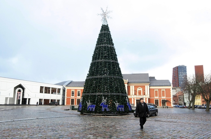 Teatro aikštėje išdygo šventinė eglė