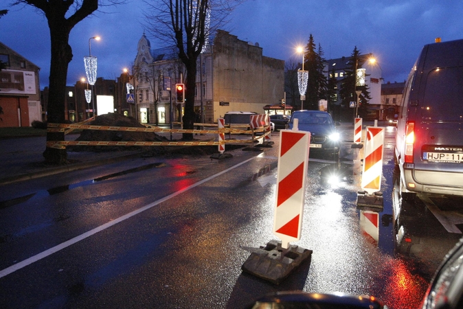 Per asfaltą veržėsi vanduo