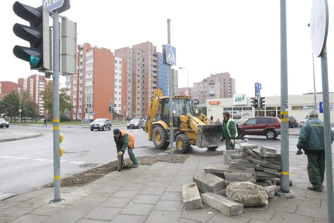 Elektrikai paklojo naują kabelį