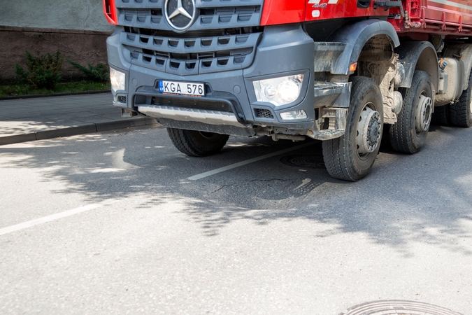 Atsargiai: miesto centre formuojasi smegduobė