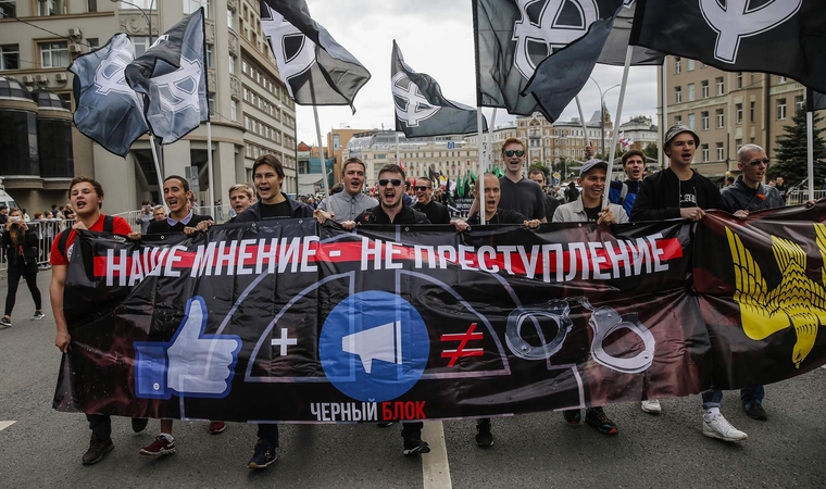 Šimtai rusų protestavo prieš griežtesnę interneto kontrolę